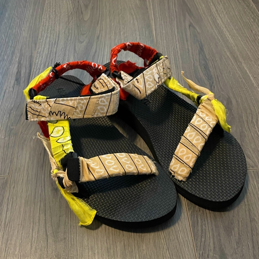 Brand New Arizona Love Bandana Sandals in Red, Tan, and Yellow ❤️💛